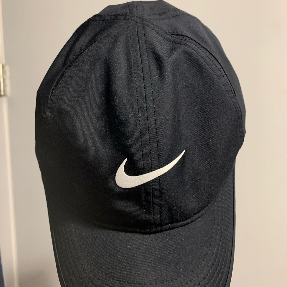 Black Nike hat FEATHER LIGHT FIT Womens